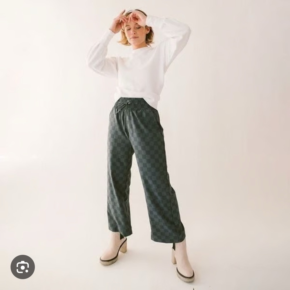 Audrey wide leg cropped pants. Size M, tall